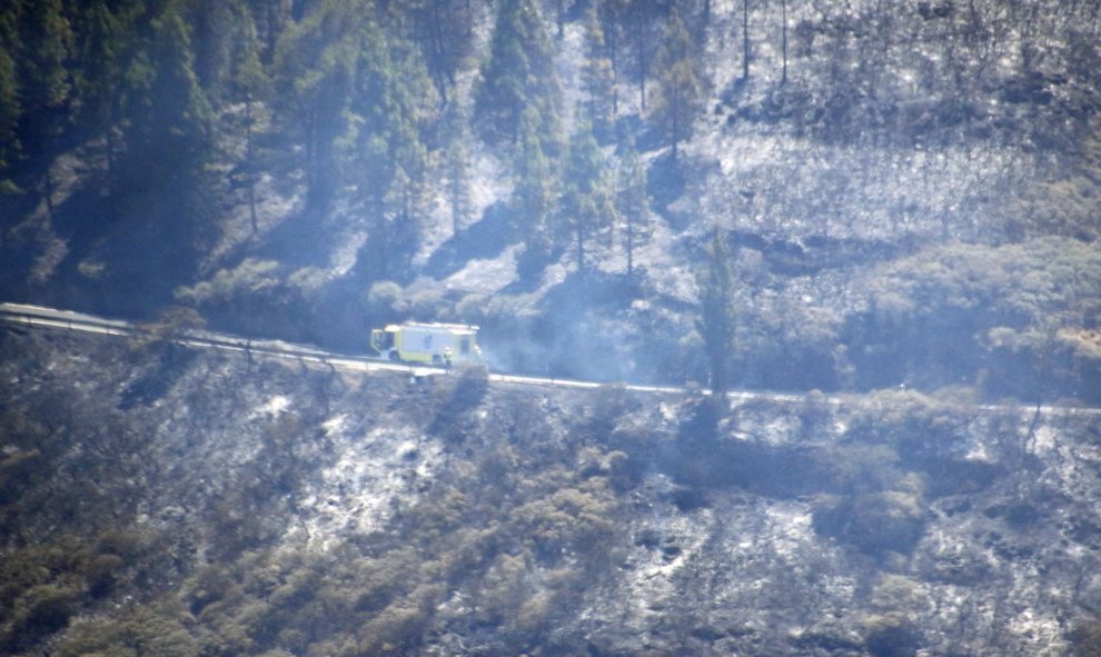 11. 08.19 Imágenes de los servicios de emergencias y los bomberos de Gran Canaria luchando por apagar el incendio declarado en Artenara, Gran Canaria EUROPA PRESS