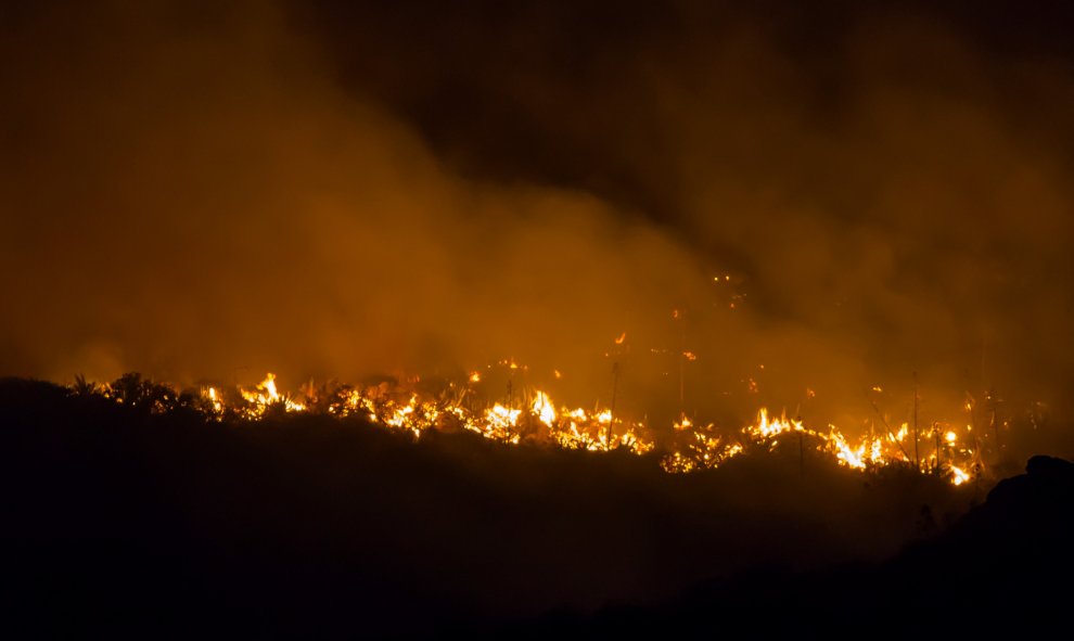 13.08.19 Las llamas y el humo del bosque se veían desde Ingenio, en Gran Canaria - REUTERS Borja Suarez