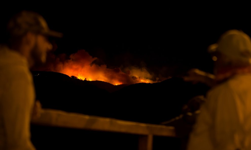 13.08.19 Las llamas y el humo del bosque se veían desde Ingenio, en Gran Canaria - REUTERS Borja Suarez