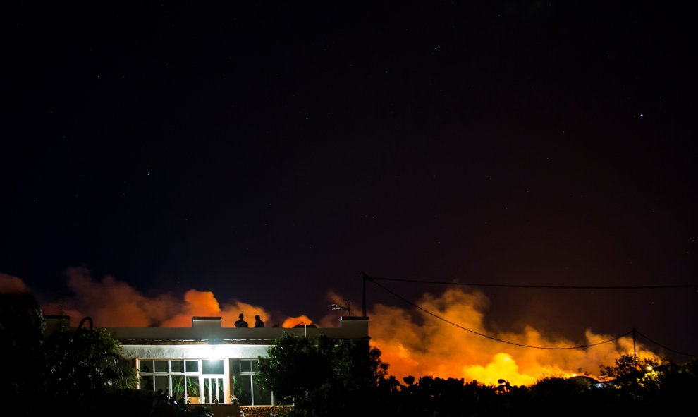 13.08.19 Las llamas y el humo del bosque se veían desde Ingenio, en Gran Canaria - REUTERS Borja Suarez