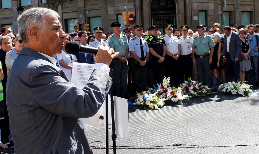 El presidente de la Asociación Catalana de Víctimas de Organizaciones Terroristas (ACVOT), José Vargas, durante la lectura del manifiesto este sábado con motivo del segundo aniversario de los atentados del 17A, en Barcelona en el que ha denunciado el "olv