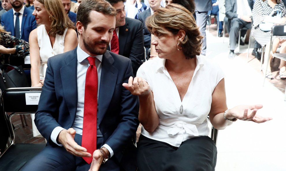 19/08/2019 - El presidente del PP, Pablo Casado, conversa con la ministra de Justicia en funciones, Dolores Delgado, a su llegada este lunes a la Real Casa de Correos de Madrid. EFE/Mariscal