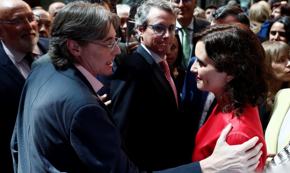 19/08/2019 - Isabel Díaz Ayuso es felicitada por la portavoz de Mas Madrid en el Ayuntamiento, Marta Higueras, tras tomar posesión de su cargo como presidenta de la Comunidad de Madrid. EFE/Marisca