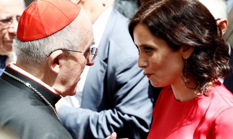 19/08/2019 - Isabel Díaz Ayuso, saluda al arzobispo de Madrid, Carlos Osoro, tras tomar posesión de su cargo como presidenta de la Comunidad de Madrid. EFE / Mariscal