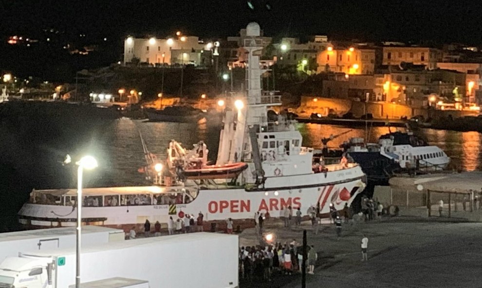 Un fiscal italiano ordenó la confiscación del barco de migrantes Open Arms, que transportaba a unos 140 migrantes, y la evacuación de los migrantes a bordo a la isla de Lampedusa el 20 de agosto de 2019 después de inspeccionar el barco. / EFE/EPA/ELIO DES