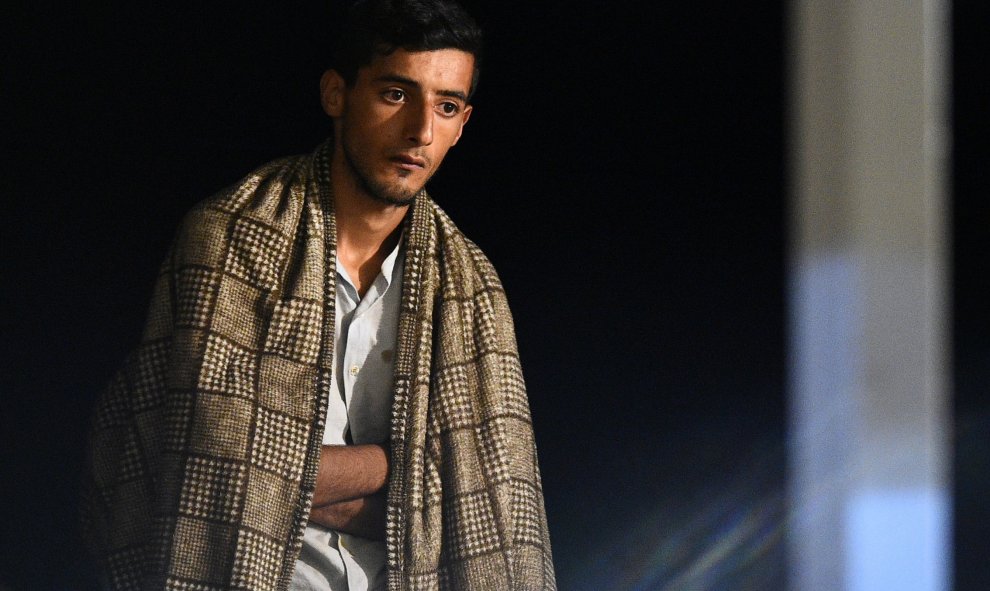 Un migrante esperando a ser desembarcado, tras 19 días en el barco. REUTERS/Guglielmo Mangiapane