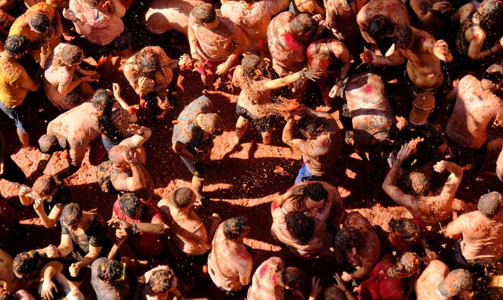 28/08/2019 - El pueblo de Bunyol se llena de forma ante la festividad. REUTERS/Heino Kalis