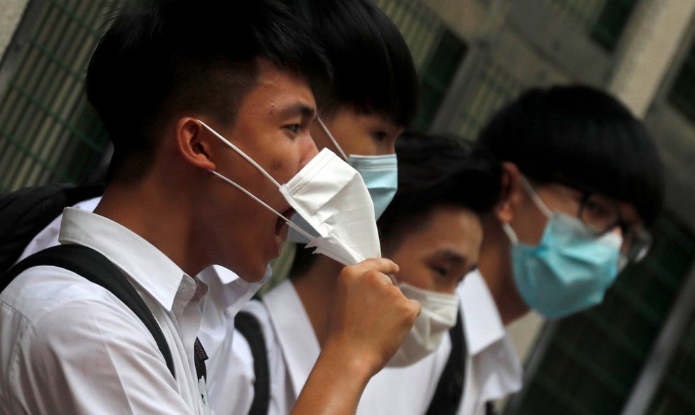 Un estudiante respira mientras hace la cadena humana. REUTERS/Amr Abdallah Dalsh