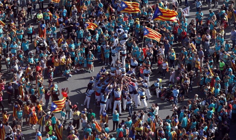 Un grupo de castellers actúa en la plaza de Espanya de Barcelona durante la  manifestación por la independencia de Catalunya. / EFE