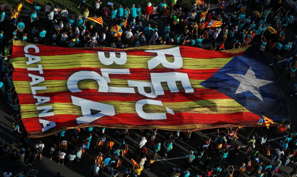 Miles de personas se manifiestan por la independencia de Catalunya en Barcelona. / REUTERS
