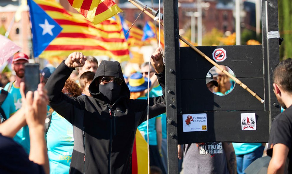 Jóvenes con una guillotina durante la manifestación independentista convocada la Assemblea Nacional Catalana. / EFE