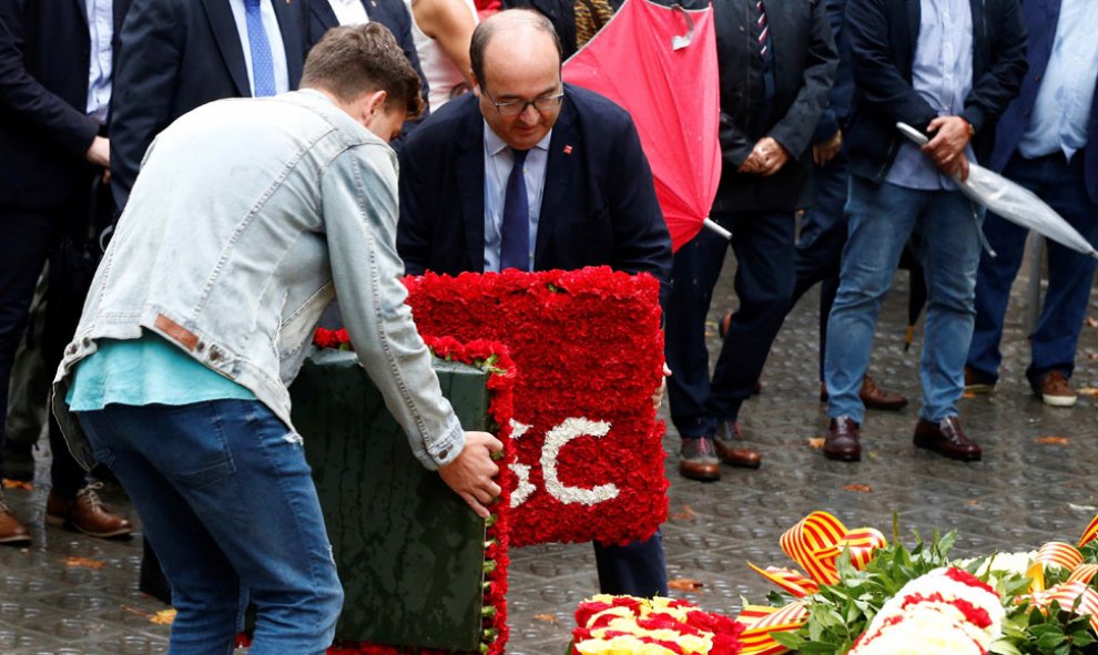 Miquel Iceta encabeza la ofrenda floral del PSC al monumento a Rafael de Casanova. / EFE