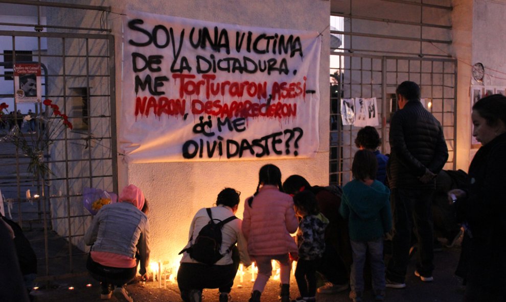 Miles de velas fueron encendidas al atardecer en las inmediaciones del Estadio Nacional de Chile, uno de los centros de detención de la dictadura de Augusto Pinochet (1973-1990), en recuerdo de las víctimas de la dictadura que fueron detenidas, torturadas