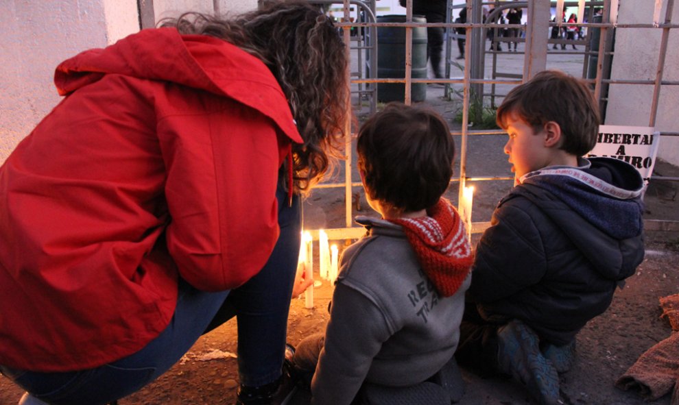 Unos niños encienden unas velas en el Estadio Nacional de Chile, uno de los centros de detención de la dictadura de Augusto Pinochet (1973-1990), en recuerdo de las víctimas de la dictadura que fueron detenidas, torturadas y desaparecidas en el interior d