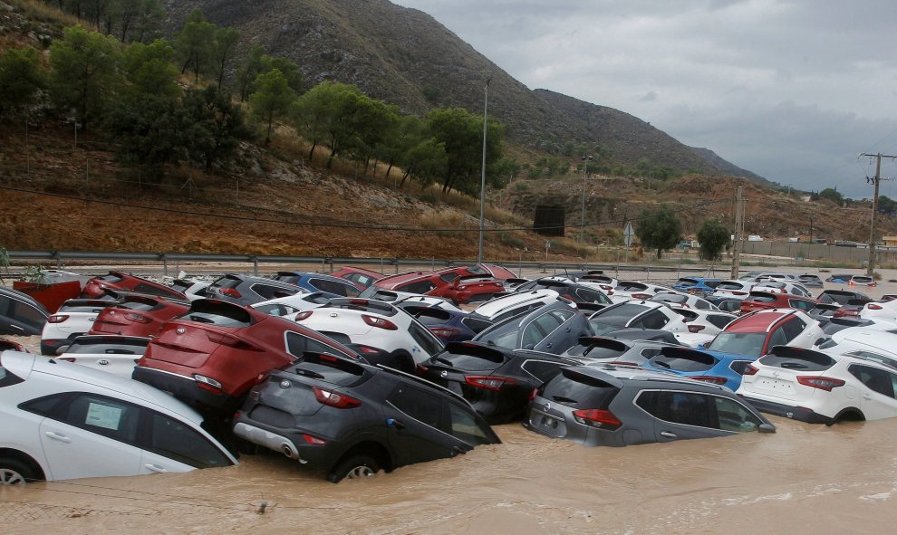 Ciento de coches inundados tras el paso de la Gota Fría en un depósito de vehiculos en Orihuela (Alicante).EFE/MORELL