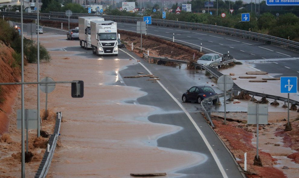 Se ven vehículos en la autopista AP-7 después de fuertes inundaciones en San Pedro del Pinatar, España, 13 de septiembre de 2019. REUTERS / Sergio Perez