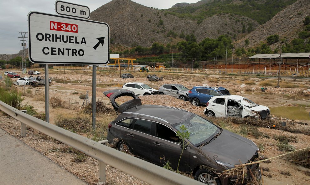 Se ven automóviles nuevos destruidos después de una inundación causada por lluvias torrenciales en Orihuela, Alicante.-REUTERS / JON NAZCA