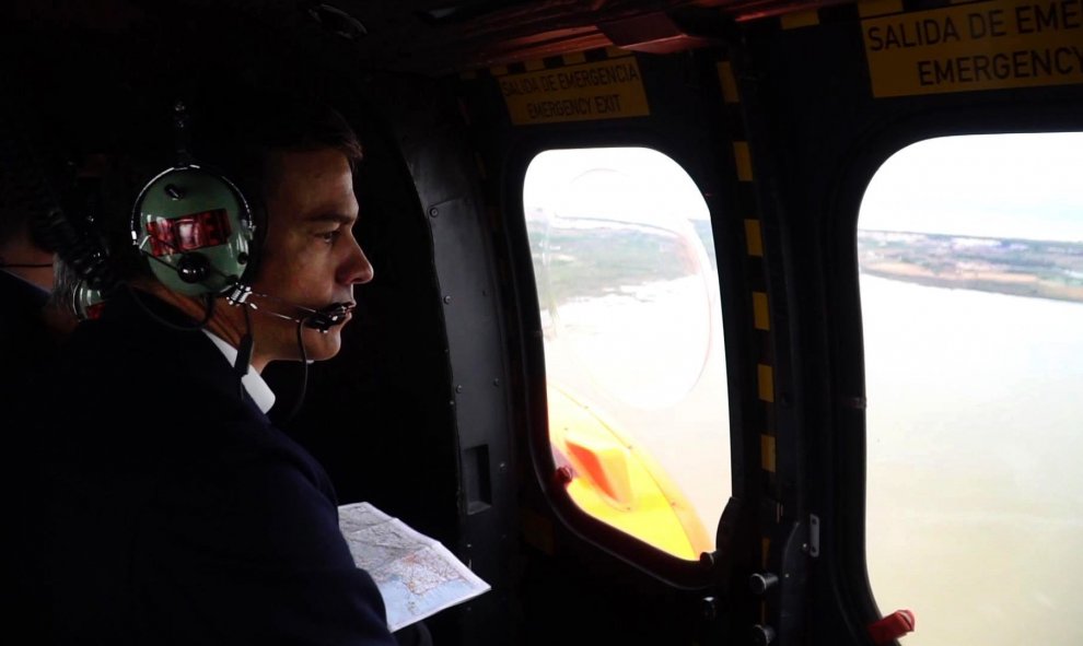 El presidente del Gobierno en funciones, Pedro Sánchez, ha realizado un recorrido en helicóptero hacia Orihuela para observar el alcance de las inundaciones y los estragos que el temporal ha causado al sur de la provincia de Alicante. EFE/Presidencia Gobi