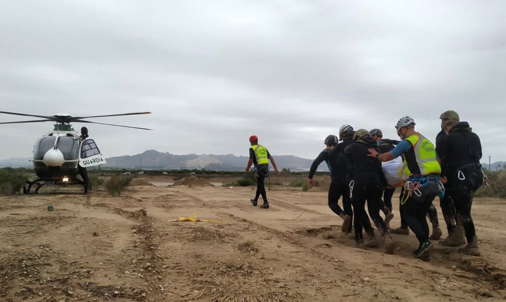 Fotografía facilitada por el Mando de Operaciones Especiales (MOE) del Ejército, más conocidos como los 'boinas verdes, que han encontrado muerto a un hombre de 41 años, vecino de Orihuela (Alicante), en una zona de campo de la pedanía oriolana de La Mata