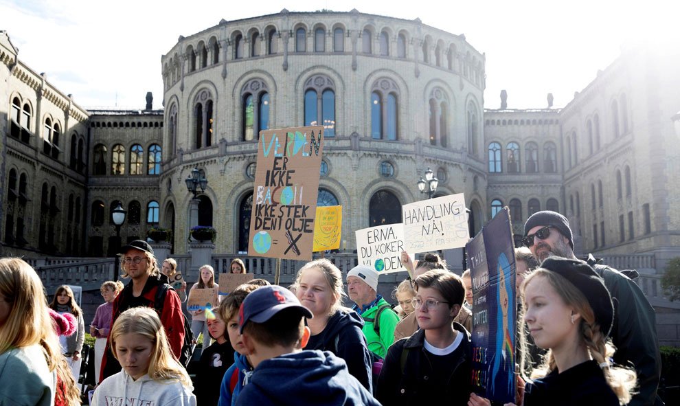 20-09-2019.- Protestas ecologistas enfrente del Parlamento noruego, en Oslo. REUTERS