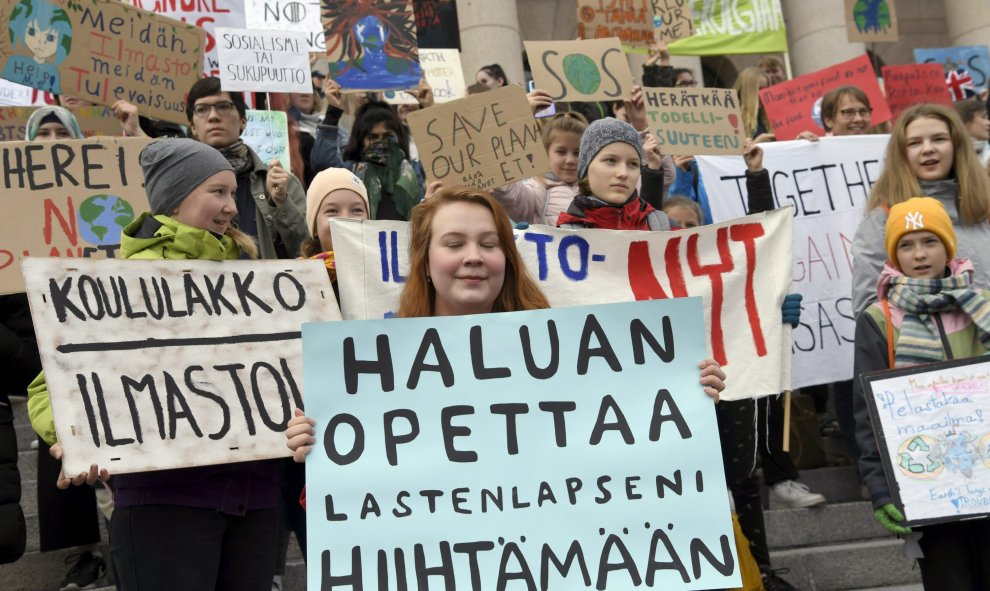 Finlandia, Helsinki: los activistas climáticos sostienen pancartas y pancartas mientras participan en la Huelga Global por el Clima en la Casa del Parlamento. Markku Ulander / Lehtikuva / dpa