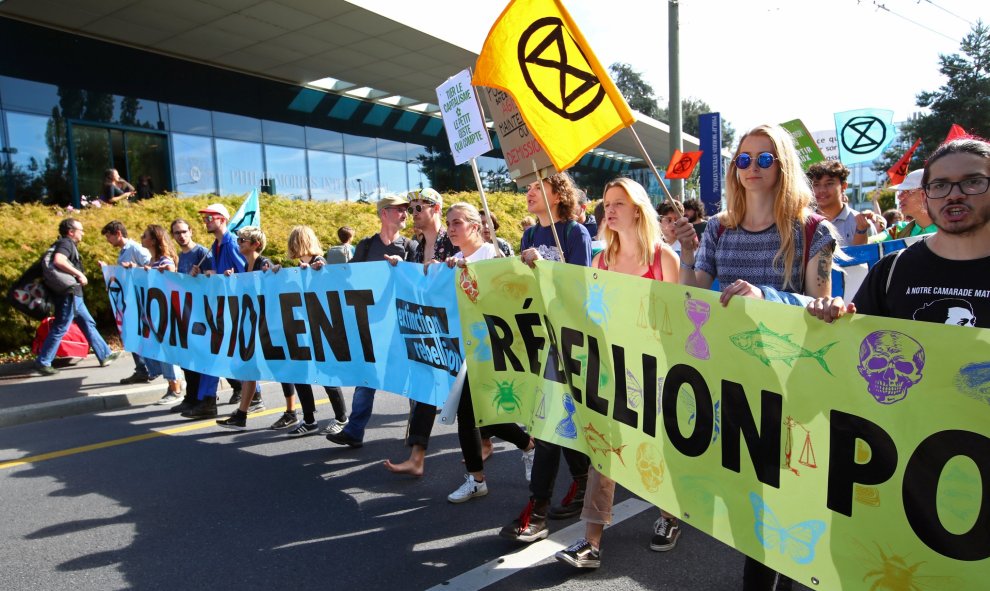 Activistas de Extinction Rebellion  protestan frente a la sede de Philip Morris International durante una marcha de demostración pro-clima en Lausana, Suiza. REUTERS / Denis Balibouse