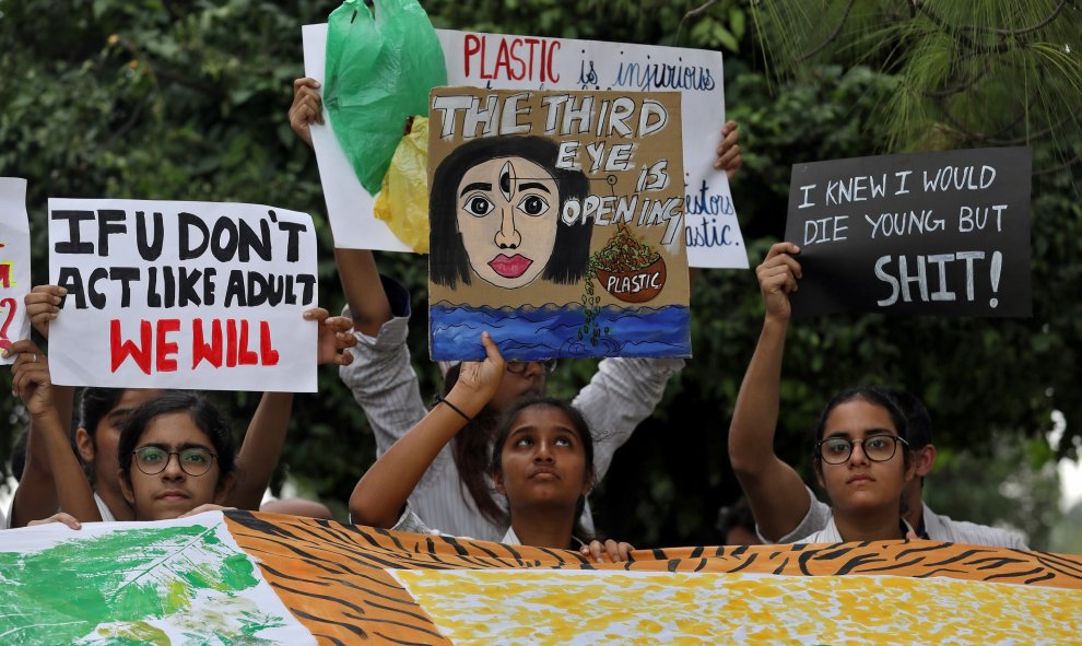 Los estudiantes muestran pancartas durante una marcha de "Viernes para el Futuro" pidiendo medidas urgentes para combatir el cambio climático, en Nueva Delhi, India. REUTERS / Anushree Fadnavis