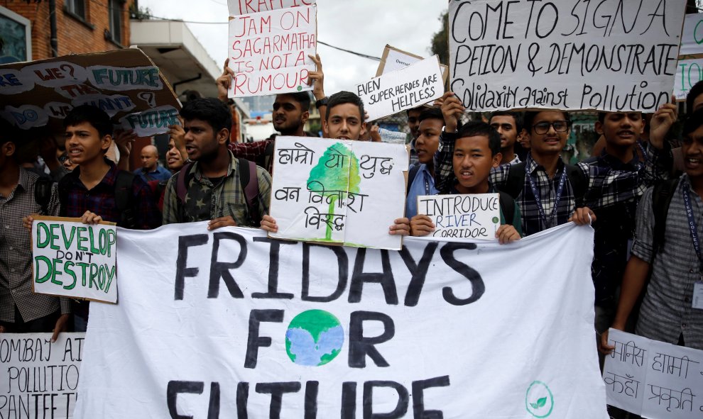 Los estudiantes con pancartas participan en la Global Climate Strike en Katmandú, Nepal. REUTERS / Navesh Chitrakar