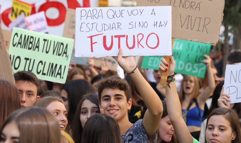 Un chico sujeta un cartel durante la manifestación del Sindicato de Estudiantes en la Puerta del Sol. / Europa Press