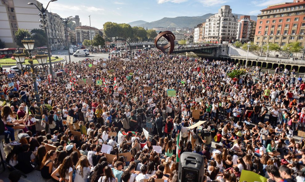 Cientos de bilbaínos y bilbaínas salieron a las calles para reclamar una acción climática urgente. / EFE
