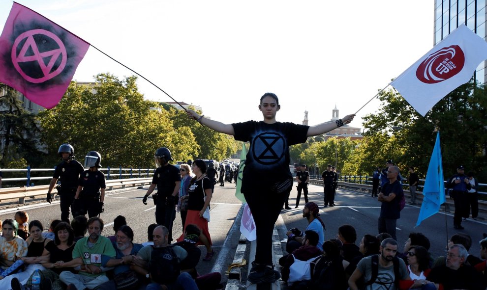 07/10/2019.- Unos 300 activistas por el clima han ocupado este lunes el paso elevado en la zona de Nuevos Ministerios en Madrid y cortado el tráfico para reclamar la adopción de medidas frente a la crisis climática. EFE/ Eduardo Oyana