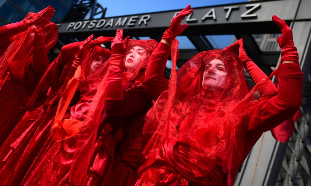 07/10/2019 - Red Rebels, un subgrupo de la 'Extinction Rebellion', actúa mientras los manifestantes bloquean 'Potsdamer Platz' en Berlín, Alemania. EFE/CLEMENS BILAN