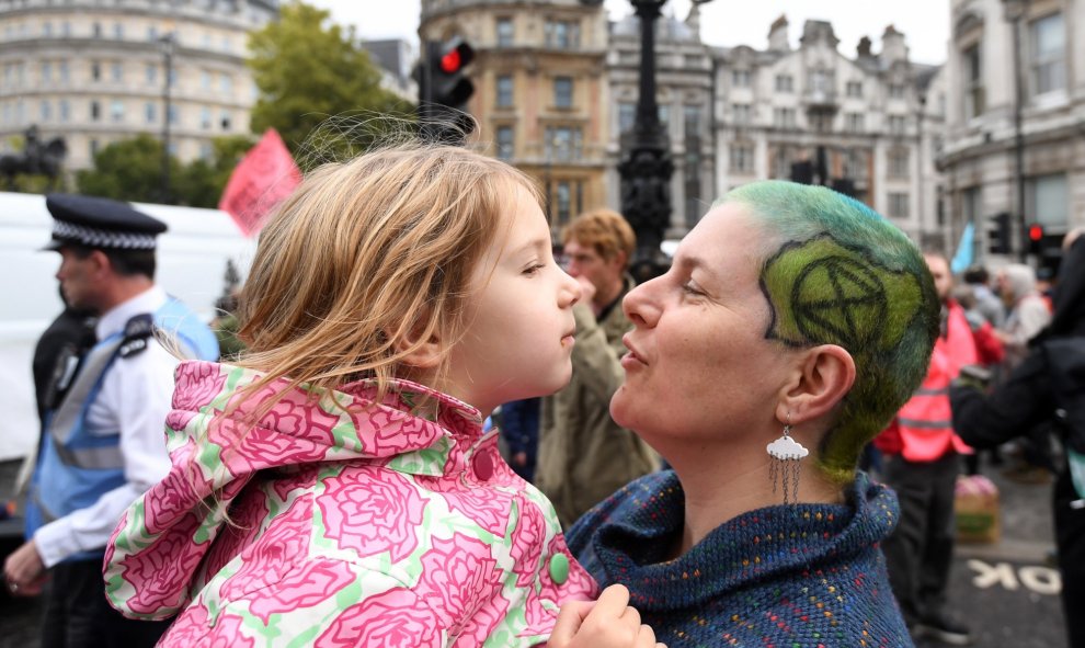 10/07/2019.- Partidarios de 'Extintion Rebellion' bloquean el camino en Westminster en Londres, Gran Bretaña. EFE/EPA/FACUNDO ARRIZABALAGA