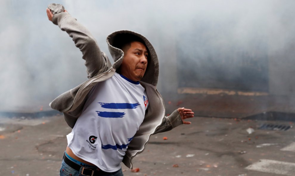 Un manifestante tira una piedra. REUTERS / Carlos Garcia Rawlins