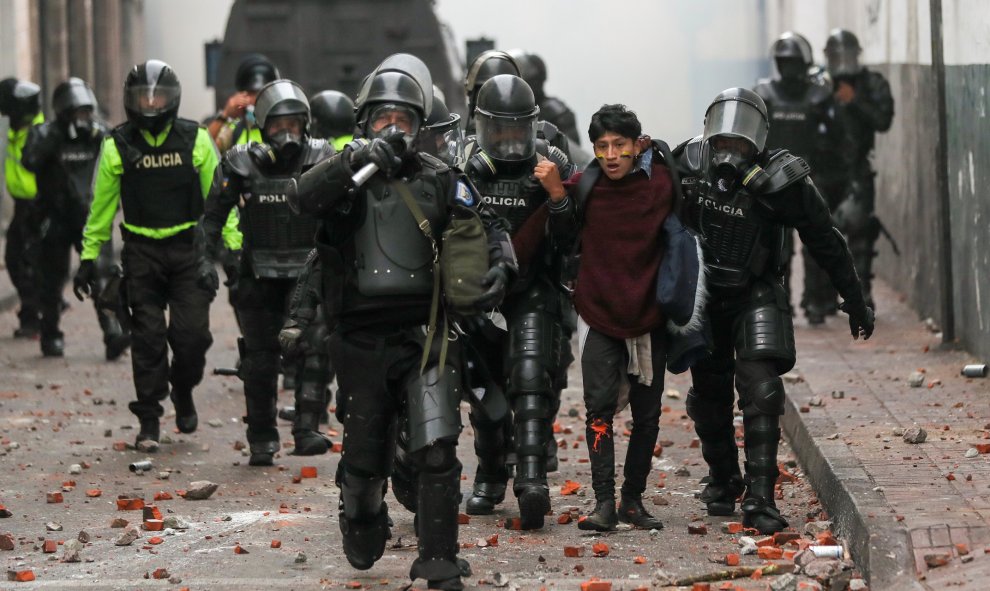 Las fuerzas de seguridad detienen a un manifestante durante una protesta contra las medidas de austeridad del presidente de Ecuador, Lenin Moreno, en Quito, Ecuador, 8 de octubre de 2019. REUTERS / Ivan Alvarado