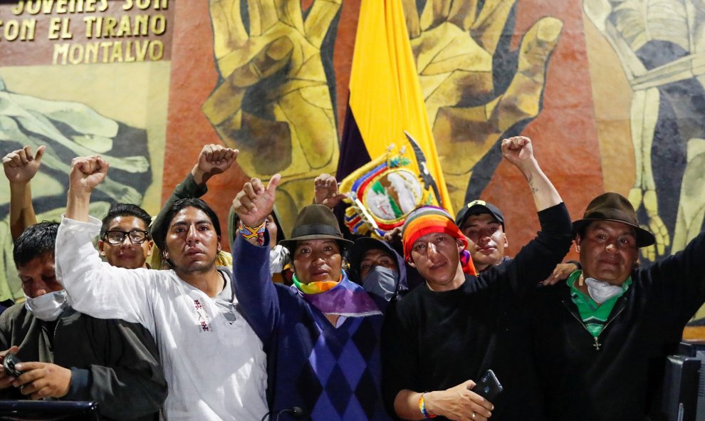Manifestantes durante una protesta contra las medidas de austeridad del presidente de Ecuador, Lenin Moreno, dentro del edificio de la Asamblea Nacional, en Quito, Ecuador, 8 de octubre de 2019. REUTERS / Carlos Garcia Rawlins