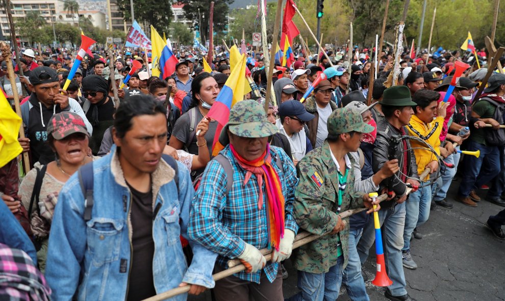 Los manifestantes participan en una protesta contra las medidas de austeridad del presidente de Ecuador, Lenin Moreno, en Quito, Ecuador, 8 de octubre de 2019. REUTERS / Ivan Alvarado