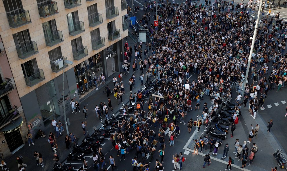 Los estudiantes se sientan en la Plaza Universidad después de la sentencia. REUTERS / Albert Gea