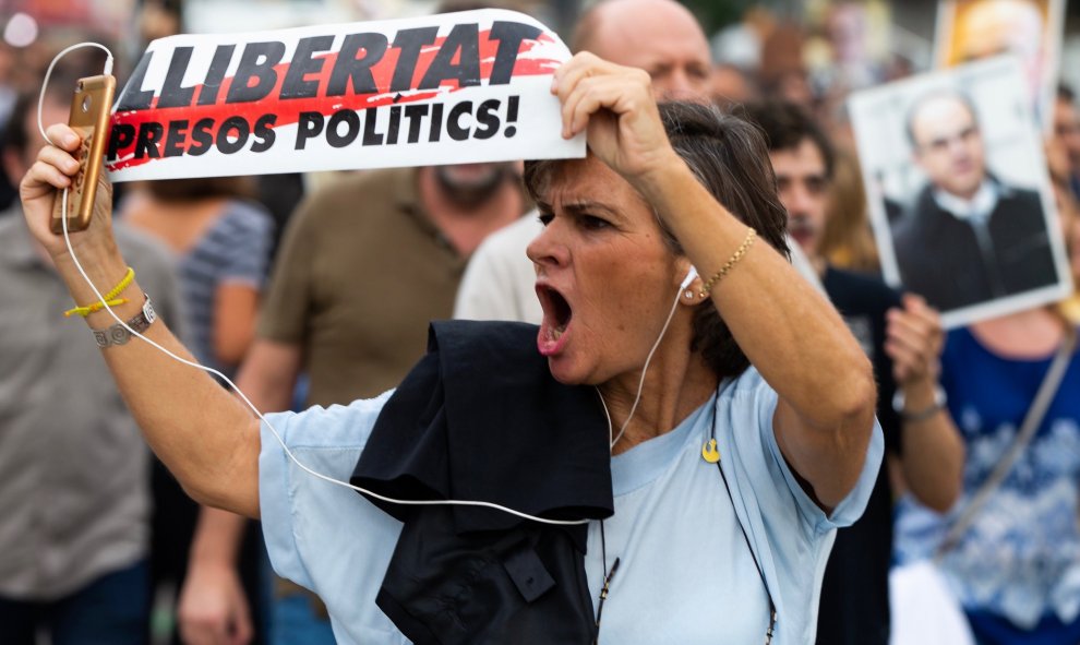 Una mujer grita en una protesta contra la sentencia. EFE/Enric Fontcuberta