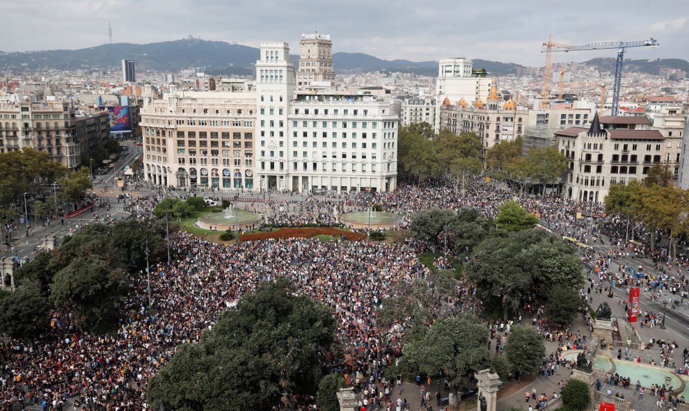 Vista aérea de la Plaza de Catalunya de Barcelona durante las protestas. / Reuters