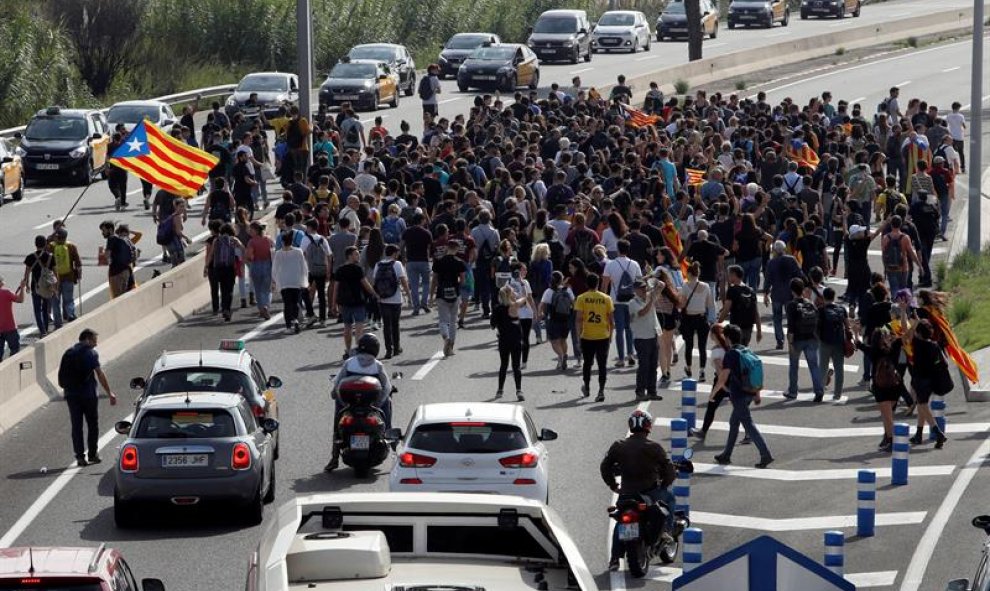 Cientos de activistas se han desplazado hasta el aeropuerto de El Prat. / EFE