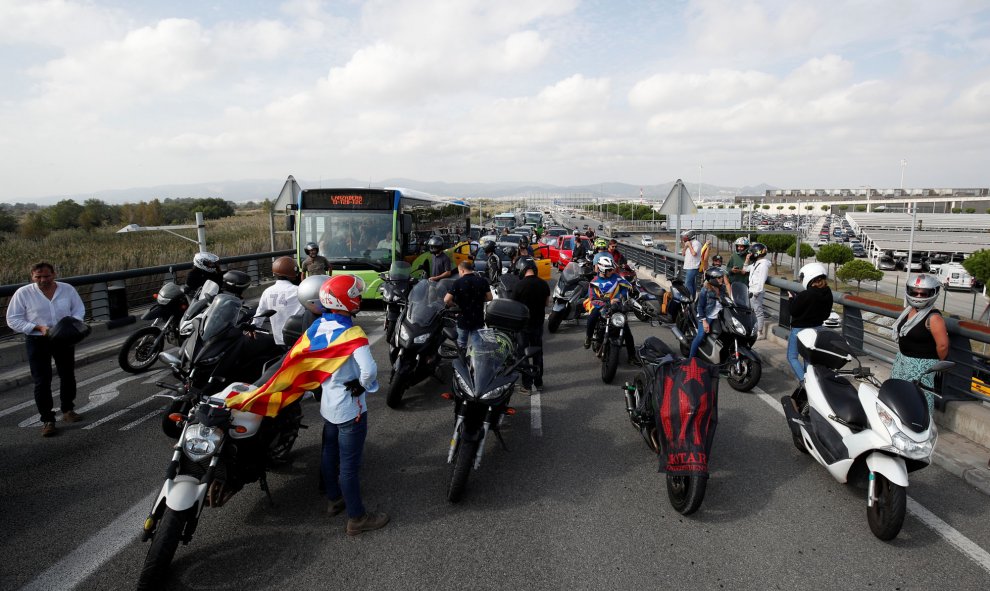 Manifestantes se congregan en una carretera de Girona en dirección al aeropuerto de Barcelona. / Reuters