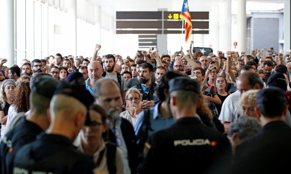 Mossos y Policía Nacional controlan el acceso a la terminal 1 de El Prat. / EFE