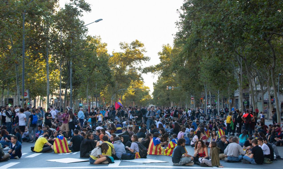 Centenares de manifestantes han cortado la Gran Vía barcelonesa en dirección al centro de la ciudad. / EFE
