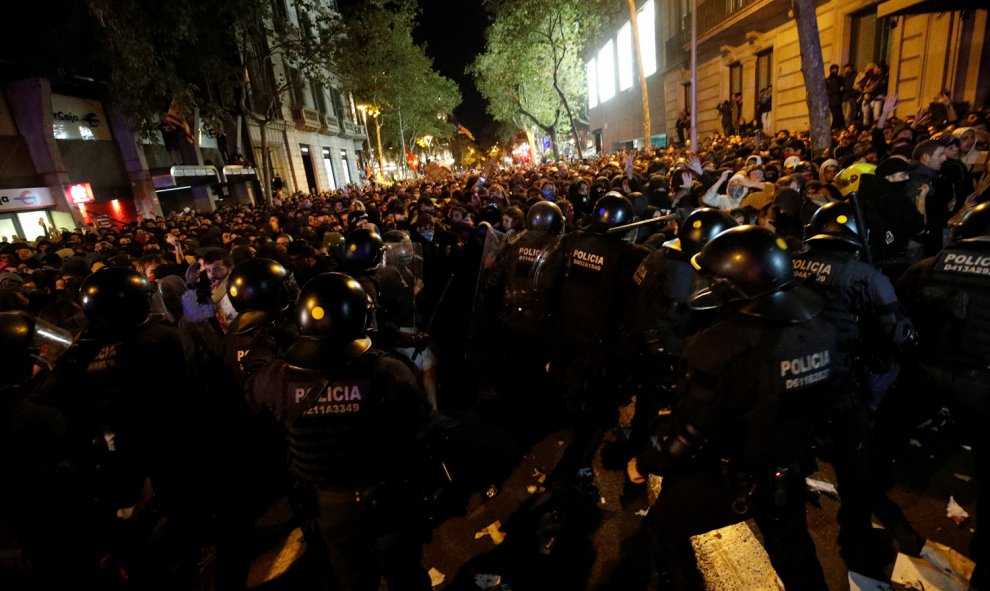 Miles de manifestantes ante los Mossos en una de las calles del centro de Barcelona. /REUTERS