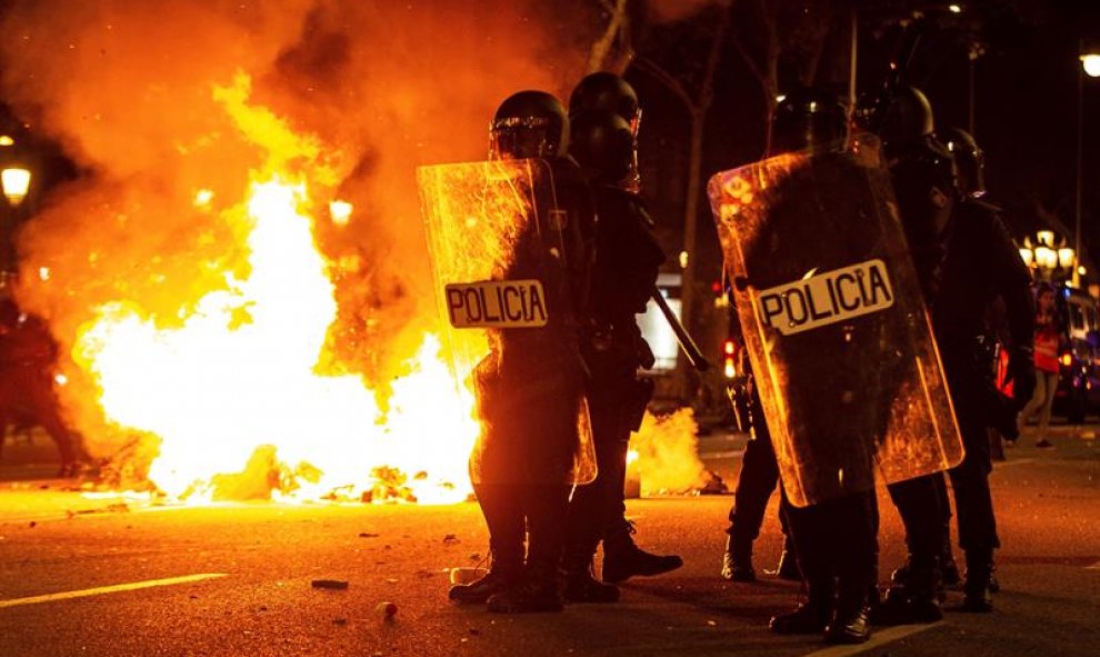 15/10/2019.- Efectivos policiales durante los disturbios en la Delegación del Gobierno de Barcelona. / EFE