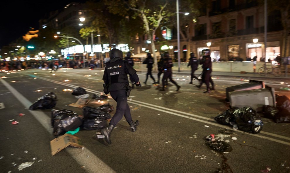 Miembros de los cuerpos antidisturbios de la Policía Nacional durante los incidentes. EFE/Alejandro García.