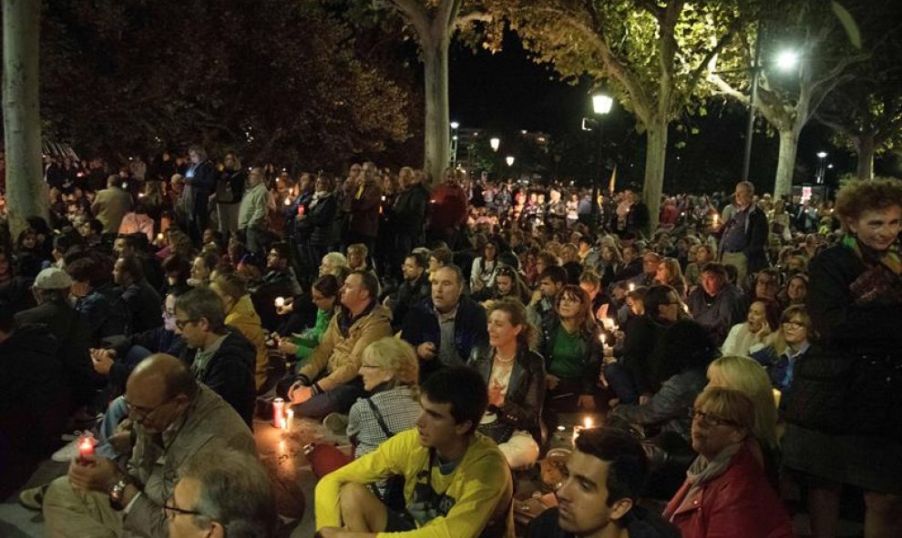 Centenares de personas participan en una sentada con velas, este martes en Lleida, en la segunda jornada de protestas contra la sentencia condenatoria del Tribunal Supremo a los líderes independentistas del procés. EFE/ Adrián Ropero