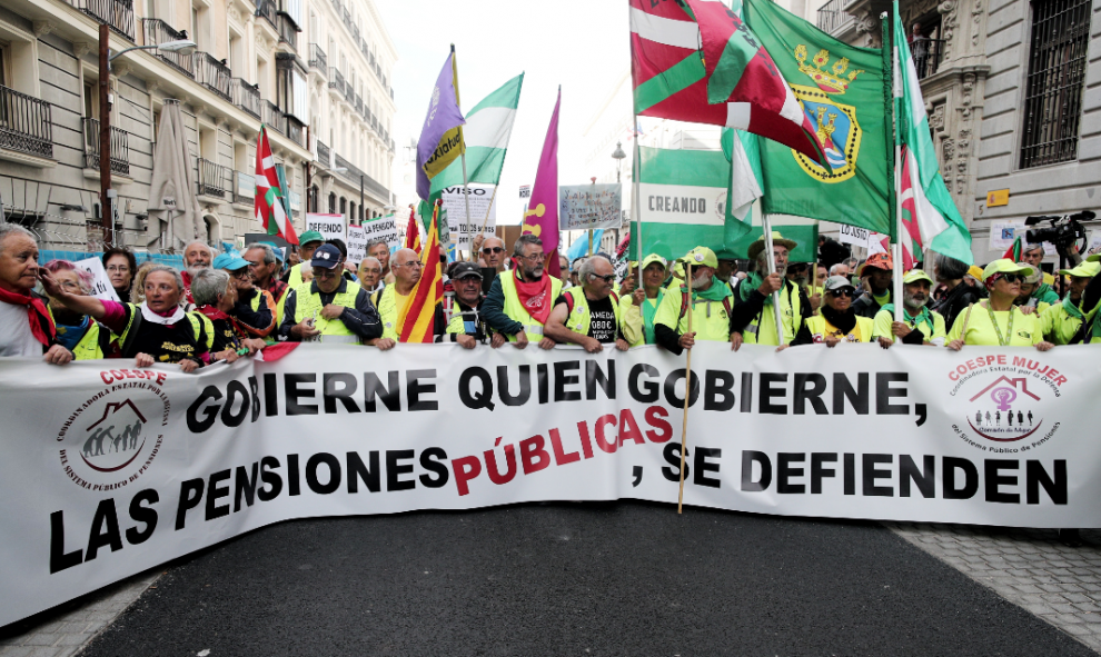 Cabeza de la manifestación de los pensionistas, en la que se porta una pancarta en la que se lee el lema de la manifestación: "Gobierne quien gobierne, las pensiones públicas, se defienden"./ Eduardo Parra (Europa Press)