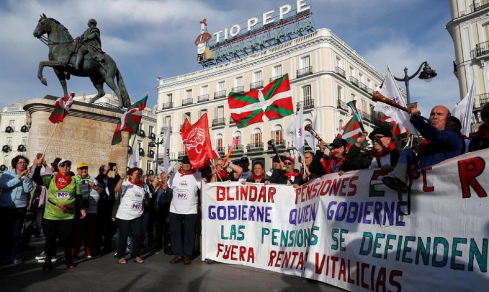 Manifestación por las pensiones en la madrileña plaza de Sol./ Chema Moya (EFE)